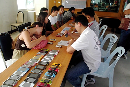 Intellectual property police arrested 6 vendors of knockoff phones operating out of Tukcom Pattaya.